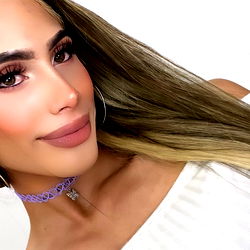 Model Antonella's Photo: A Glamorous Close-Up