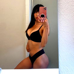 Onlyfans Model Angie: Fitness and Style