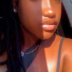 Model Denajah Archie in a Car