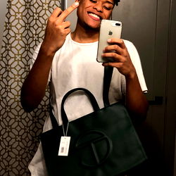 Aplayersplayer with Luxury Bag in Hand