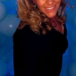 Ash38301: Model Posing for Onlyfans Profile