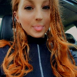 OnlyFans Model Autumn Captures Fan Attention with Eye-catching Snap