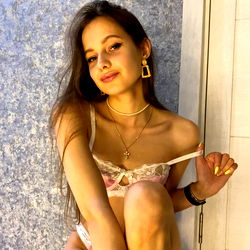 OnlyFans Model 🍓Ashley🍓 Poses for Photo