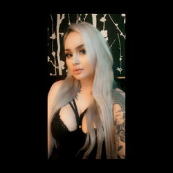 Model Babelikelucy Sharing a Selfie