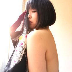 Maki - Elegant Vintage Style Model with a Flower Headpiece