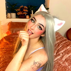 Model Autumn in an OnlyFans Post