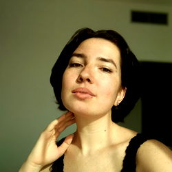 Amilo: A Stylish and Chic Model Captivating Her Audience