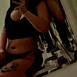 OnlyFans Model Baby_ninii in Tattoo-Adorned Outfit