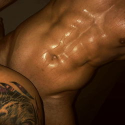 Poe's Muscular Physique 🌐