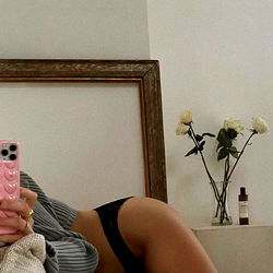 OnlyFans Model Heidi Sharing Intimate Moments