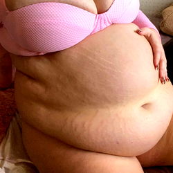 OnlyFans Model BabyMae02 Stuns in Pink Lingerie