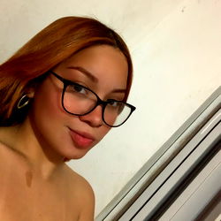 Elô - A young woman with glasses,