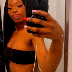 Cali Roxxy Stuns in Mirror Selfie