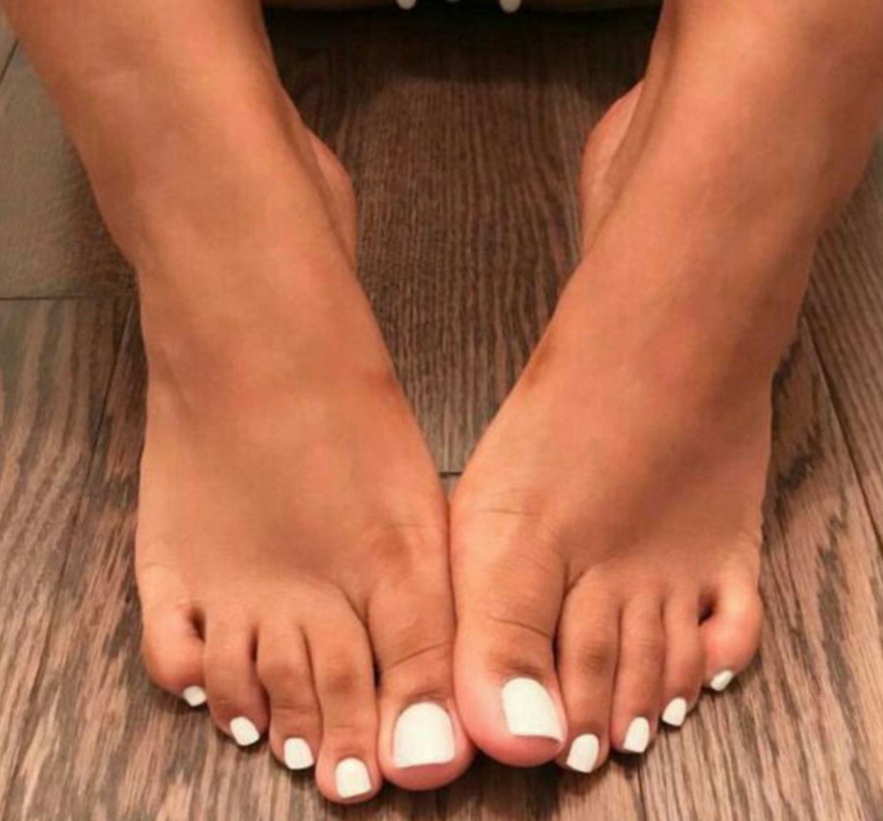 Agirlwithtwofeet photo