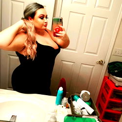 Model Rae: A Daring Photoshoot in a Bathroom