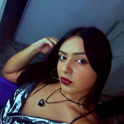 Against the trendy backdrop, Agnes Baby Trans from Mar del Plata stands out with a fierce and fun pose in this model photo!