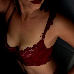 Intimate portrait of Aprilsnow