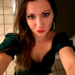 AnSo Glam Posing for Selfie