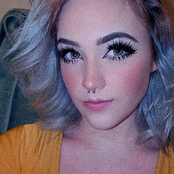 OnlyFans Model Olivia: Striking Gray Hair and Vibrant Eyes