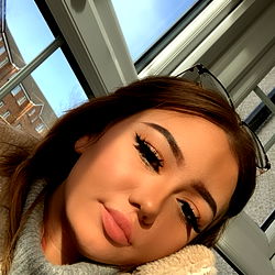 Ashleigh: A Captivating Model from the UK