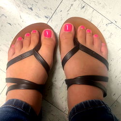 Ambalicious in Casual Chic Style: Pink Nails and Summer Sandals
