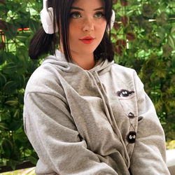 OnlyFans Model Acky Fiaky in Casual Streetwear 🎧