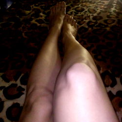 OnlyFans Model Melanie Magor Showcases Her Leg