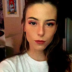 Cleo, a Model with a Vivid Personality