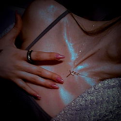 👽 Alien 👸🏻 Queen 👑 photo