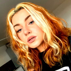 Astin, Blonde with a Wavy Hairstyle