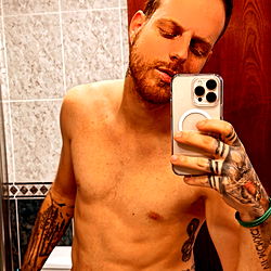 Fitness Model AbrigacaOF Showcases Ripped Physique in Bathroom Mirror Selfie