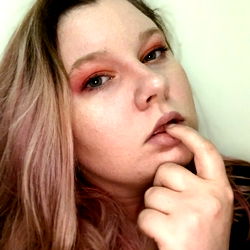 Model Alexandria, Pensive pose