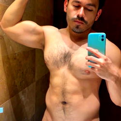 Nalgon Activo: Shirtless Model in Bathroom