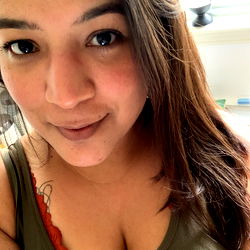 Jooniebabie, a young woman with striking hair