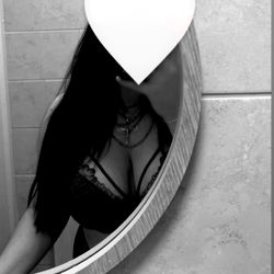 Onlyfans Model Annia Mirror Selfie