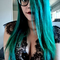 Nigekki: OnlyFans Model with Turquoise Hair