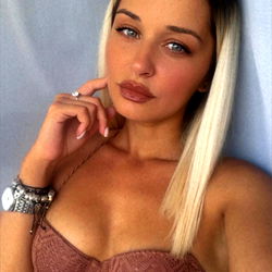 Jennifer❤️ in a dreamy pose