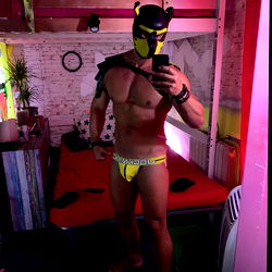 AdrianVers85 in the bedroom