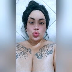 KIRA SEXTING'S EMPOWERED, BOLD SESSION