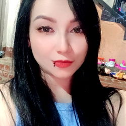 eLaru21, a Colombian Onlyfans Model