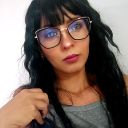 Amber Díaz in Stylish Glasses and Shirt