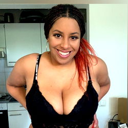 Amanda 🕸️ - BBW Latina Model