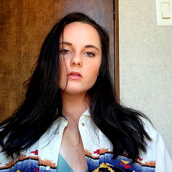 Carah Greene: A Versatile Model in a Vintage Sweater