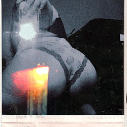 Juicypeachh: A Model Photo with Polaroid Effect