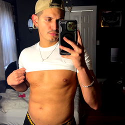Fitness Influencer, Aamon Drako: Showcasing His Abs and Gaining Followers on Onlyfans