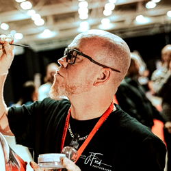 Manicure Artisan at an Event