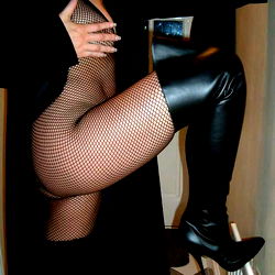 Cuckold Lady in Fetish Gear, Pose for the Camera