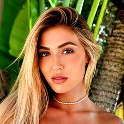 Amber 🌺 - Model Photo