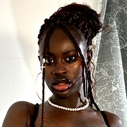 Intimate Portrait of OnlyFans Model 🍫 𝓐𝓶𝓪𝓻𝓪 𝓠𝓾𝓮𝓮𝓭𝓸𝓶 👑