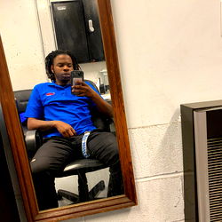 Dee the Model in the Mirror